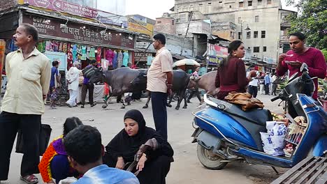 Street-life-in-Varanasi,-India