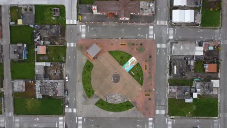 Clip-En-Perspectiva-Cenital-De-Un-Dron-Sobre-El-Parque-Central-Y-La-Iglesia-Católica-De-La-Parroquia-Chaupi,-Provincia-De-Pichincha,-Ecuador