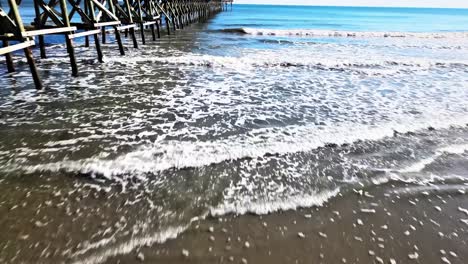 Cherry-Grove-Beach-Wellen-Strömen-Herein-Und-Bewegen-Sich-Ins-Meer-Hinaus