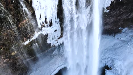 Luftaufnahme-Eines-Wunderschönen-Wasserfalls-Im-Winterlichen-Island,-Dem-Land-Aus-Feuer-Und-Eis