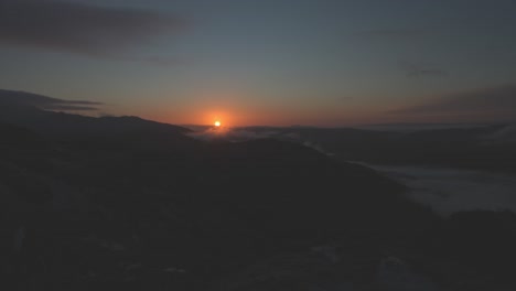 Lebendiger-Sonnenaufgang-Am-Frühen-Morgen-über-Den-Munros-In-Den-Trossachs-Im-Schottischen-Hochland