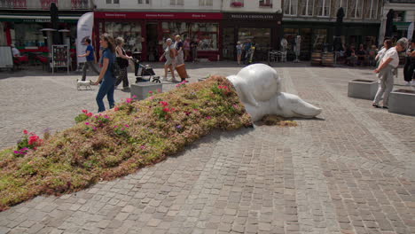 Touristen,-Die-An-Der-Statue-Von-Nello-Und-Patrasche-In-Antwerpen,-Belgien-Vorbeigehen---Orbit-Aufnahme