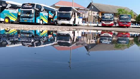 Charcos-De-Agua-En-La-Parada-De-Autobús