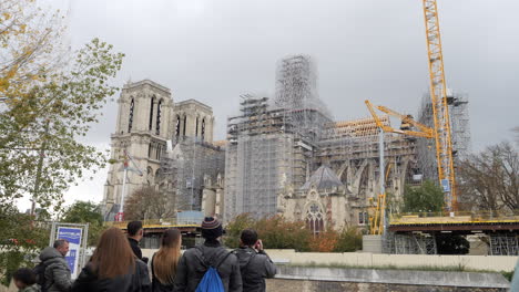 Touristen-Beobachten-Den-Wiederaufbau-Von-Notre-Dame-Nach-Dem-Großen-Brand,-Paris,-Frankreich