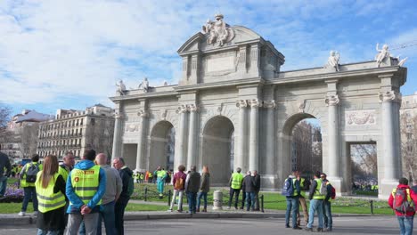 Spanische-Landwirte-Und-Agrargewerkschaften-Versammeln-Sich-Auf-Der-Plaza-De-La-Independencia,-Auch-Bekannt-Als-Puerta-De-Alcalá,-In-Madrid,-Um-Gegen-Unlauteren-Wettbewerb-Und-Agrarpolitik-Zu-Protestieren