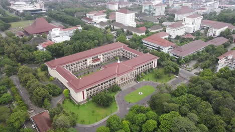 Luftaufnahme-Der-Großen-Halle-Der-Gadjah-Mada-Universität-In-Der-Stadt