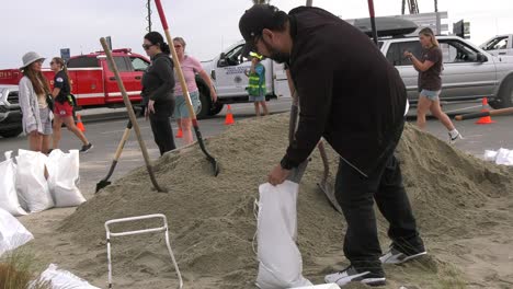 Rettungsschwimmer-Verteilen-Sandsäcke-Für-Den-Bevorstehenden-Sturm