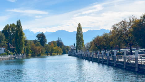 Thun-Ciudad-Tunersee-Lago-Río-Frente-Verano-Otoño-Hermosa-Impresionante-Cielo-Azul-Alpes-Suizos-Paisaje-Berna-Zurich-Interlaken-Jungfrau-Gridelwald-Barco-Cargando-Schloss-Bahnhof-Lento-Cinemático-Pan-Izquierda