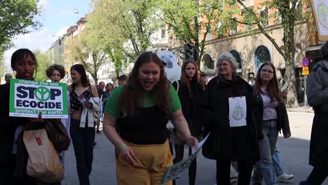 Mujeres-Jóvenes-Con-Carteles-Marchan-Por-El-Medio-Ambiente-En-Una-Protesta-En-Suecia