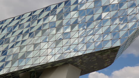 Exterior-De-Havenhuis-Formado-Por-Facetas-Triangulares-Transparentes-Y-Opacas.