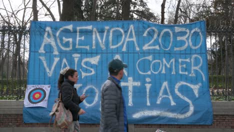 Ein-Banner-Hängt-An-Einem-Zaun,-Während-Tausende-Spanische-Landwirte-Und-Agrargewerkschaften-Die-Straßen-Blockieren,-Um-Gegen-Unlauteren-Wettbewerb,-Agrar--Und-Regierungspolitik-Zu-Protestieren