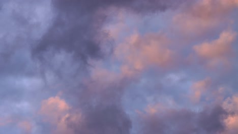 Nubes-Etéreas-Al-Atardecer,-Telón-De-Fondo-De-Teleobjetivo-Abstracto