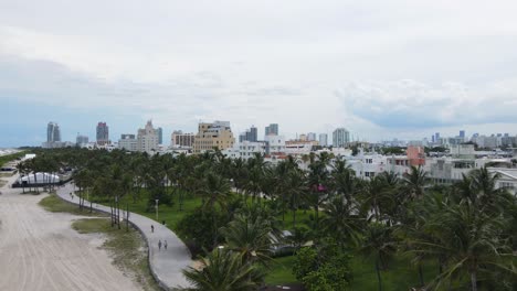 Vista-Aérea-De-Los-Edificios-Y-El-Parque-De-Ocean-Drive-En-South-Beach,-Miami,-Florida,-EE.UU.