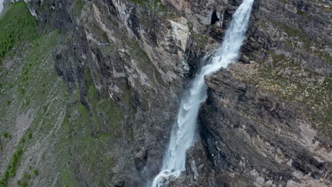 Cascada-De-Stroppia-Y-Lago-Niera,-Majestuosidad-De-La-Naturaleza-En-Movimiento,-Terreno-Rocoso,-Vista-Aérea