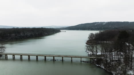 Vista-Aérea-Del-Puente-Sobre-El-Lago-Sequoyah-Durante-El-Invierno-En-Arkansas,-EE.UU.---Disparo-De-Drones