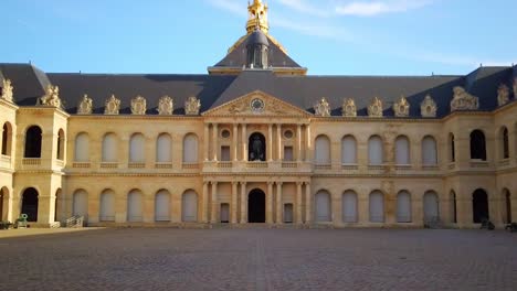 Zoomen-Sie-Auf-Die-Statue-Von-Napoleon-Im-Musée-De-L&#39;Armée-Mit-Der-Kuppel-Des-Invalides-Im-Hintergrund