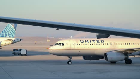 Un-Airbus-A320-De-United-Airlines-Rodando-En-La-Plataforma-De-Estacionamiento-Del-Aeropuerto