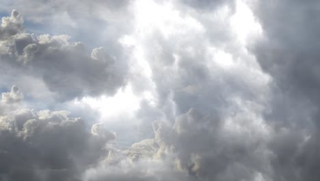 Dunkle-Cumulonimbuswolken-Bedecken-Den-Himmel,-Gewitter