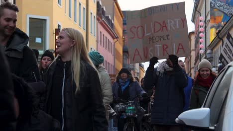 Solidaritätsschild-Mit-Den-Menschen-In-Österreich-Beim-Covid-Protestmarsch,-Schweden