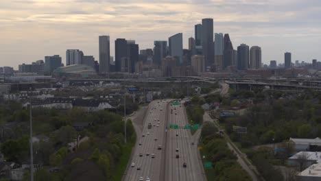 Disparo-De-Un-Dron-Desde-La-I-10-Al-Oeste-Del-Centro-De-Houston,-área-De-Texas