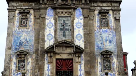 Static-shot-of-tiled-facade-of-Igreja-de-Santo-Ildefonso,-Porto