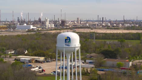 Vista-De-Drones-De-Baytown,-Torre-De-Agua-De-Texas-Y-Refinería-En-El-Fondo