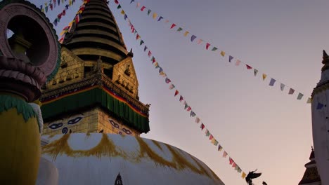 Mittlere-Aufnahme-Der-Stupa-Im-Affentempel-Und-Gebetsfahnen-Bei-Sonnenaufgang,-Kathmandu,-Nepal