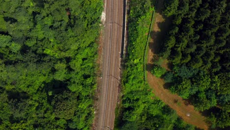 Eisenbahn-Durch-Ländliche-Landschaft.-Luftaufnahme-Von-Oben-Nach-Unten
