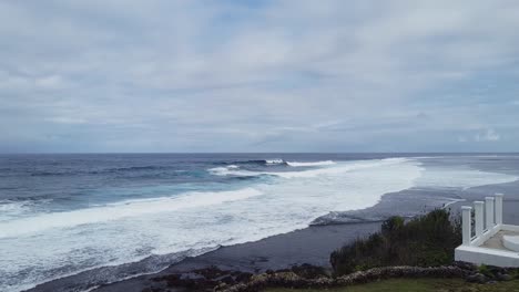 Olas-Del-Océano-Chocando-Contra-La-Orilla-De-Una-Palmera.-Disparo-De-Un-Dron-Saliendo