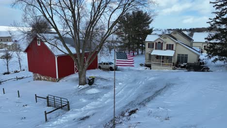 Amerikanische-Flagge-Weht-Vor-Einer-Roten-Scheune-Und-Einem-Haus-Im-Ländlichen-Raum-Der-USA