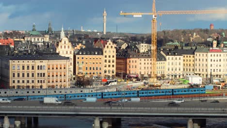 U-Bahn-Und-Autoverkehr-Durch-Die-Altstadt-Von-Stockholm-An-Bewölkten-Frühlingstag