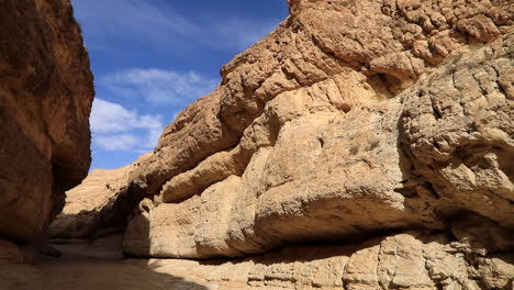 Sonnenbeschienene-Wände-Des-Mides-Canyon-Unter-Blauem-Himmel-In-Tunesien