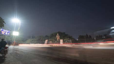 Lapso-Nocturno-De-Tráfico-Rápido-Haciendo-Senderos-De-Luz-En-La-Plaza-De-La-Carretera-En-La-India