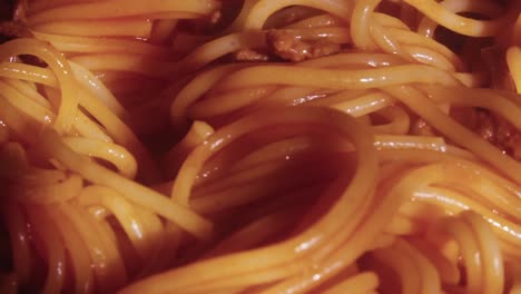 Close-up-of-spaghetti-with-tomato-sauce-in-a-hot-pan