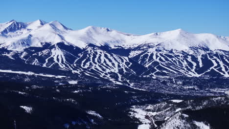 Breckenridge-Skiresort-Stadt-Vail-Epic-Ikon-Pass-Luftaufnahme-Drohne-Landschaft-Sonnig-Wintermorgen-Blauer-Himmel-Skipiste-Abfahrten-Gipfel-County-Tiger-Fork-Road-Tenmile-Peaks-Rocky-Mountains-Schwenk-Nach-Unten-Und-Nach-Hinten