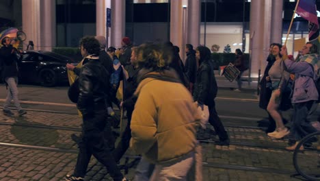 Manifestantes-Con-Pancartas-Al-Atardecer-Por-Los-Derechos-De-Las-Mujeres-2024.