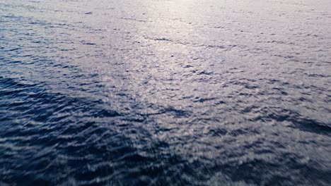Das-Licht-Des-Sonnenuntergangs-Zur-Goldenen-Stunde-Schimmert-Auf-Den-Tiefblauen-Wellen-Des-Ozeans