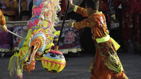 Danza-Del-Dragón:-Dragón-Persiguiendo-Una-Bola-En-Un-Poste-Durante-El-Año-Nuevo-Chino-En-Taipei,-Taiwán