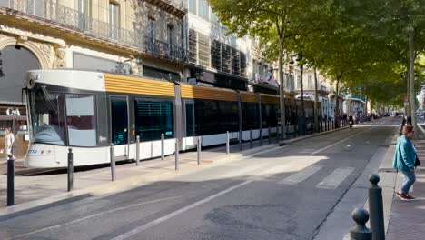 Straßenbahn-Verlässt-Bahnhof-Auf-Straße-Mit-Menschen-Und-Fahrrädern-In-Marseille