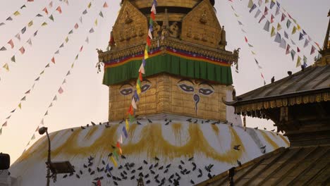 Primer-Plano-De-La-Estupa-Principal-Del-Templo-De-Los-Monos-Al-Amanecer,-Katmandú,-Nepal