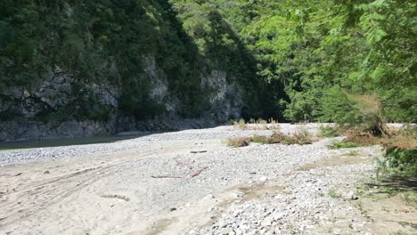 Drohne-Fliegt-In-Geringer-Höhe-über-Dem-Flussbett-Des-Muchas-Aguas,-San-Cristobal-In-Der-Dominikanischen-Republik