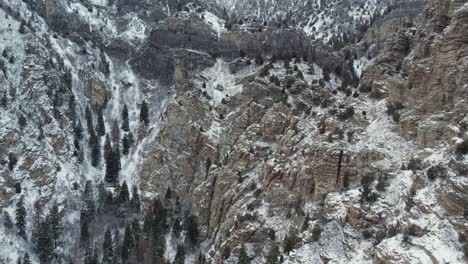 Escarpadas-Montañas-Rocosas-Del-Cañón-American-Fork-Durante-El-Invierno-En-Utah,-Estados-Unidos