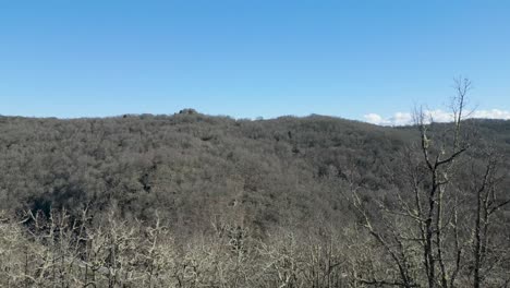 Abgeschiedener-Aussichtspunkt-über-Dem-Wald-Von-San-Xoan-De-Rio,-Galicien,-Spanien---Antenne