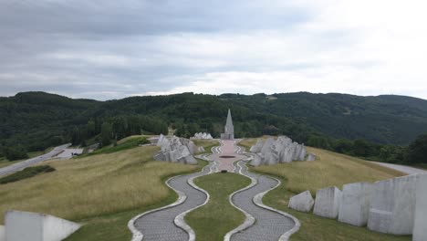 Vista-Aérea-De-Drones-Del-Monumento-Conmemorativo-De-La-Segunda-Guerra-Mundial-De-Kadinjaca-Cerca-De-Uzice,-Serbia