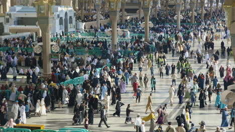 Muslim-pilgrimage-at-Prophet's-Mosque-in-Medina