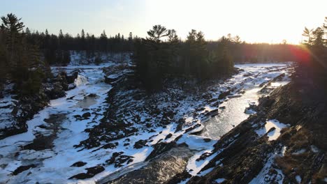 Increíble-Vista-Aérea-De-La-Puesta-De-Sol-En-Uno-De-Los-Increíbles-Bosques-Del-Norte-De-Minnesota