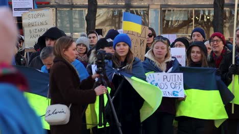 Zeitlupe-Eines-Fotografen-Und-Demonstranten-Mit-Ukrainischen-Flaggen-In-Schweden