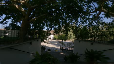 Antena-Flotando-Sobre-La-Terraza-Con-Sillas-Y-Sobre-El-Jardín-En-El-Centro-De-Spa-Marmolejo,-Ubicado-En-La-Provincia-De-Jaén-En-Andalucía,-Sur-De-España