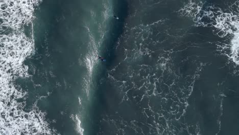 Meereswellen-Von-Oben-Gesehen,-Surfer-Nimmt-Welle-Am-Strand-Von-Punta-De-Lobos