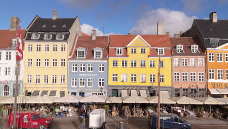 Popular-Paseo-Marítimo-De-Nyhavn-Con-Coloridos-Edificios-Históricos-Y-Cafés,-Antena